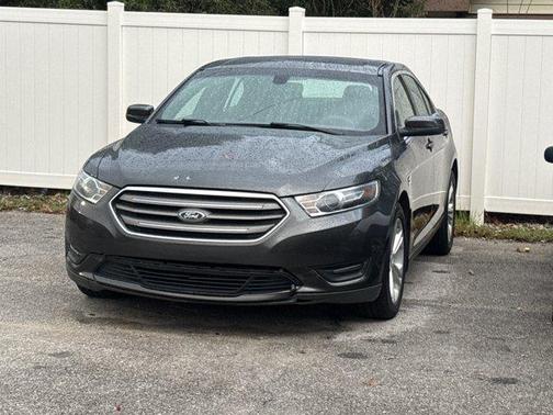 Black 2018 Ford Taurus SEL