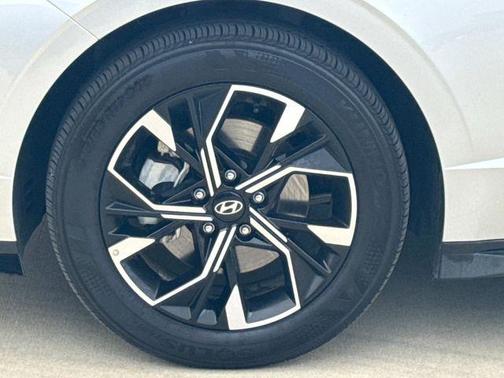 Aero Silver 2025 Hyundai SONATA SEL