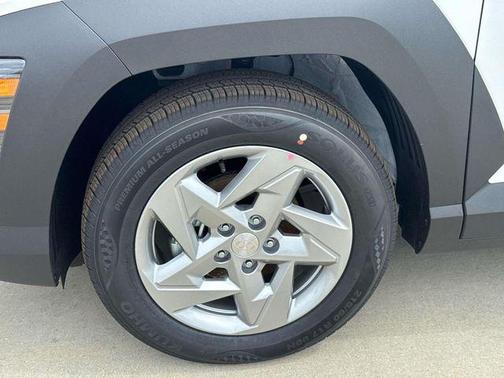 Atlas White 2026 Hyundai KONA SE