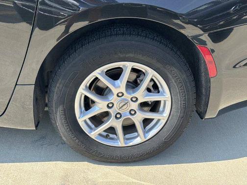 Brilliant Black Crystal Pearlcoat 2023 Chrysler Pacifica Touring L