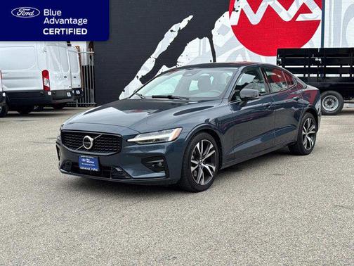 2023 Volvo S60 B5 Plus Dark Theme