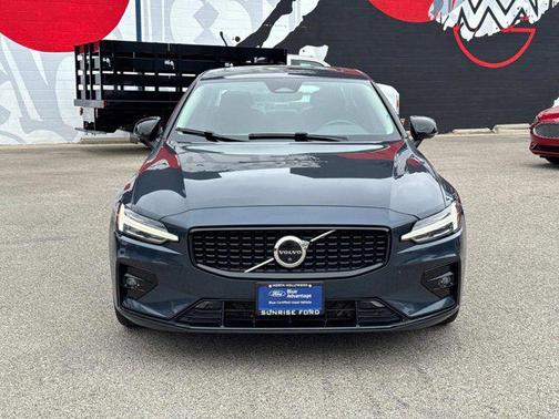 2023 Volvo S60 B5 Plus Dark Theme