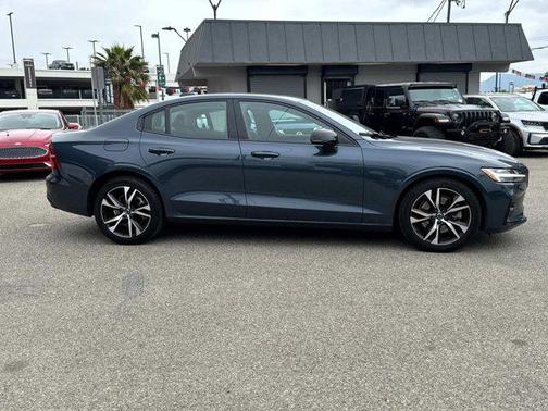 2023 Volvo S60 B5 Plus Dark Theme