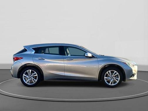 2018 INFINITI QX30 Luxury