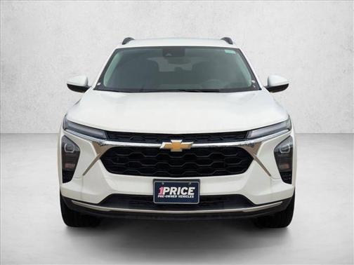 Summit White 2025 Chevrolet Trax LT