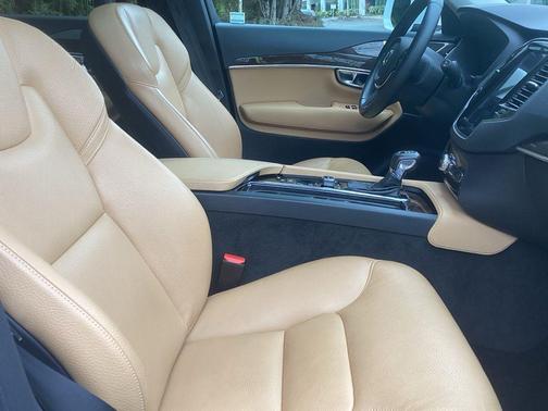 2016 Volvo XC90 T6 Momentum