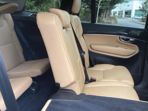 2016 Volvo XC90 T6 Momentum