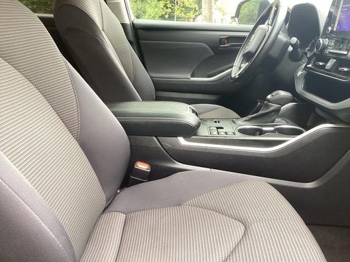 Midnight Black Metallic 2023 Toyota Highlander LE