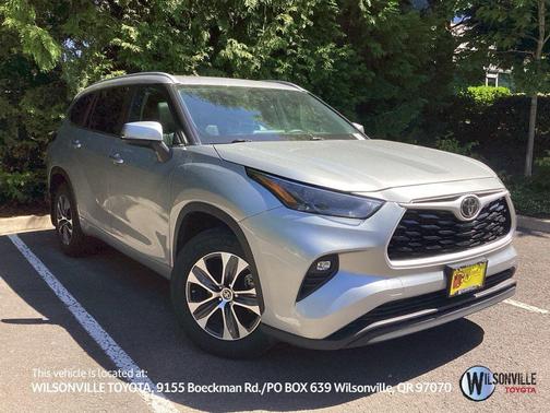 Celestial Silver Metallic 2024 Toyota Highlander XLE
