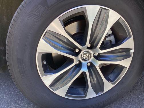 Celestial Silver Metallic 2024 Toyota Highlander XLE