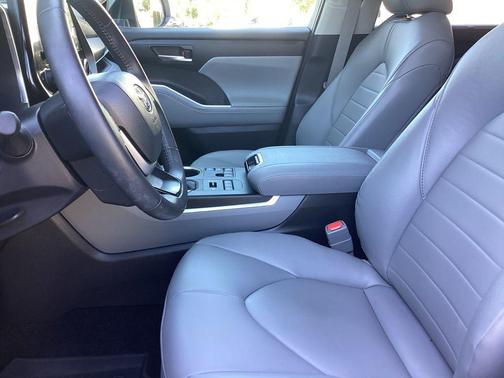 Celestial Silver Metallic 2024 Toyota Highlander XLE