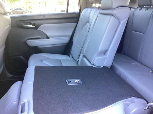 Celestial Silver Metallic 2024 Toyota Highlander XLE