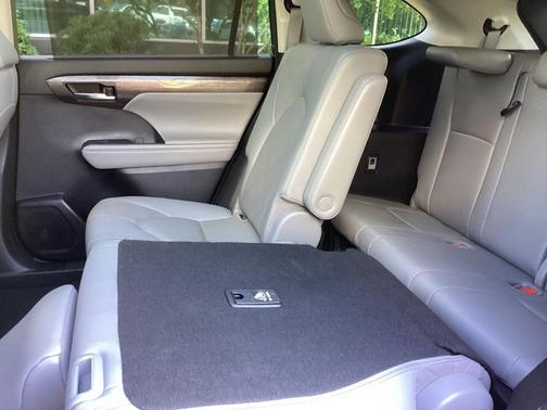 Magnetic Gray Metallic 2022 Toyota Highlander Platinum