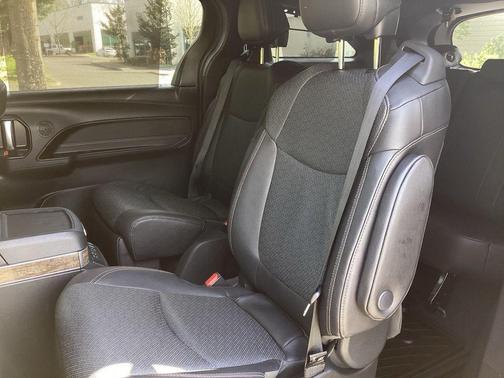 2025 Toyota Sienna Platinum