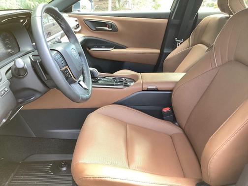 Oxygen White 2025 Toyota Crown Signia XLE