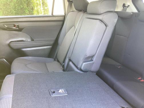Magnetic Gray Metallic 2023 Toyota Highlander LE