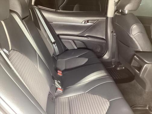 Super White 2018 Toyota Camry SE