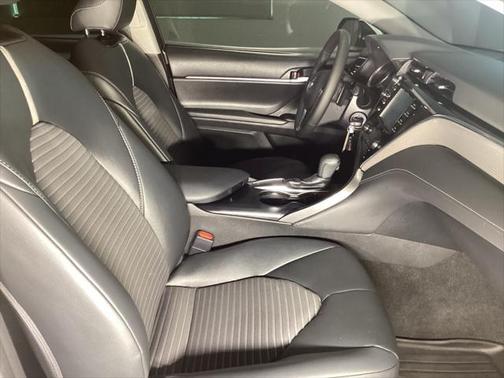 Super White 2018 Toyota Camry SE