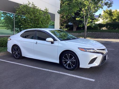 Super White 2020 Toyota Camry SE