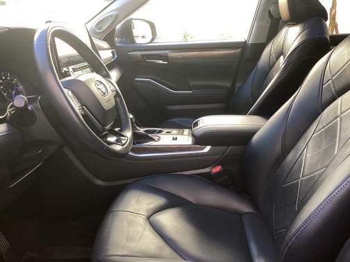 2021 Toyota Highlander Hybrid Platinum