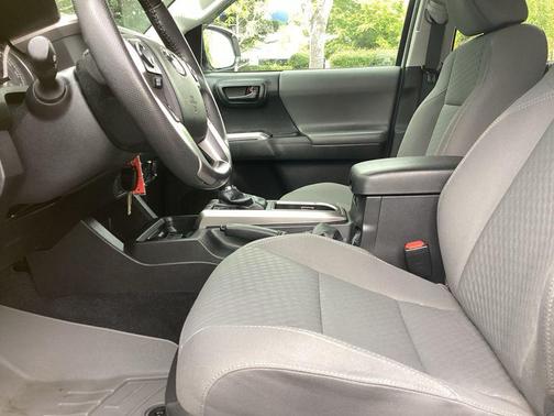 White 2022 Toyota Tacoma SR5