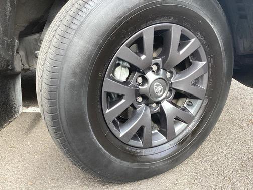White 2022 Toyota Tacoma SR5