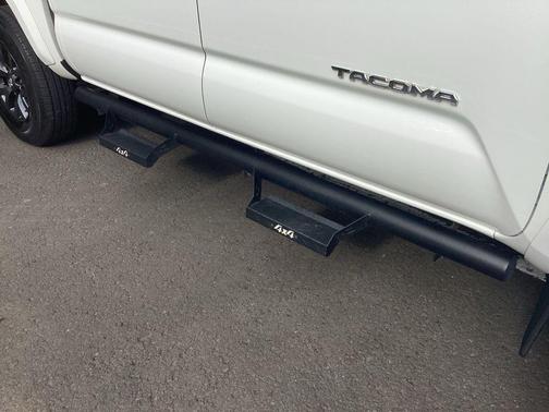 White 2022 Toyota Tacoma SR5