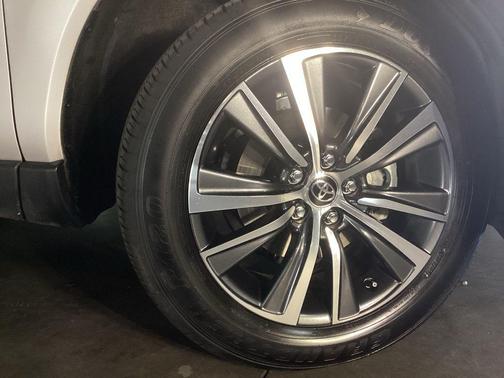 Titanium Glow 2024 Toyota Venza LE