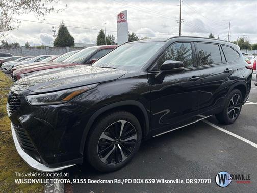 Midnight Black Metallic 2022 Toyota Highlander XSE