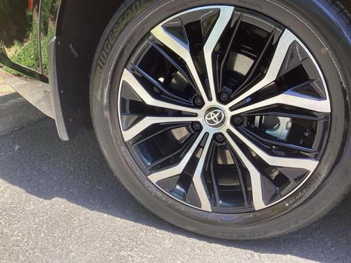 Black 2025 Toyota Crown Signia XLE