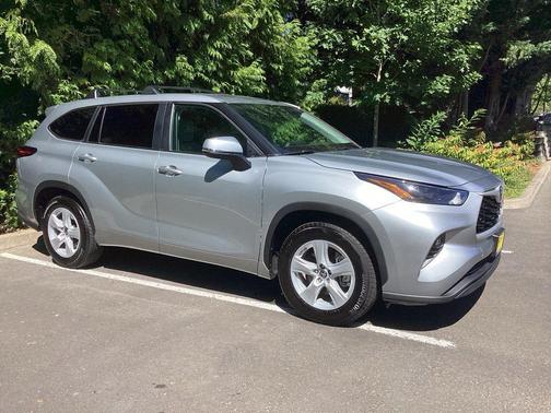 Celestial Silver Metallic 2023 Toyota Highlander LE I4