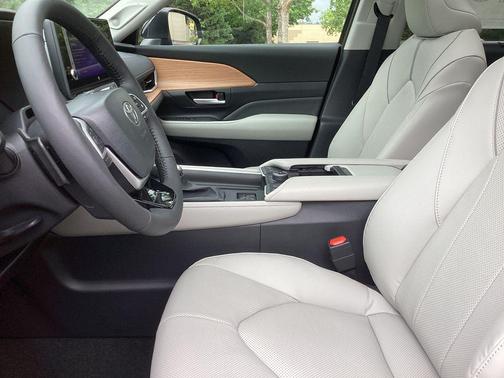 Midnight Black Metallic 2026 Toyota Grand Highlander Platinum