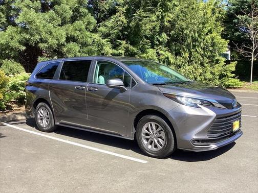 2023 Toyota Sienna LE