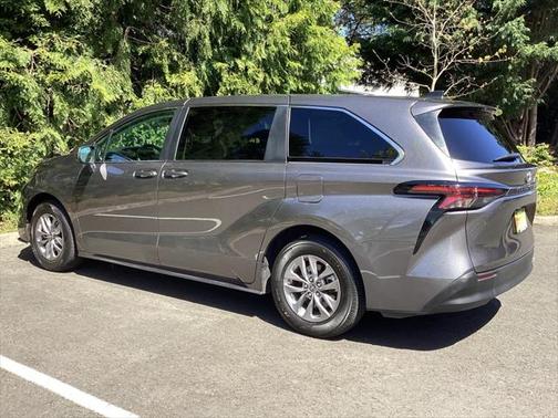 2023 Toyota Sienna LE