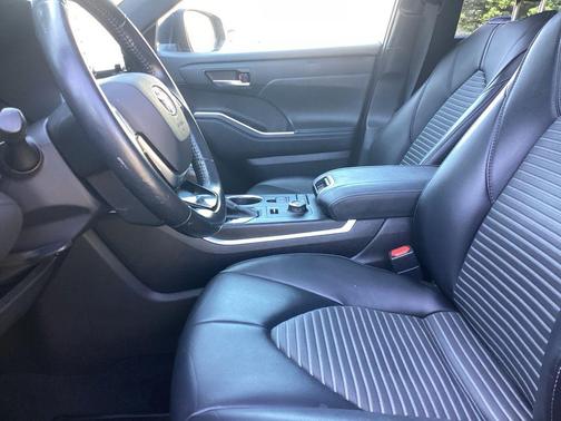 Midnight Black Metallic 2021 Toyota Highlander XSE