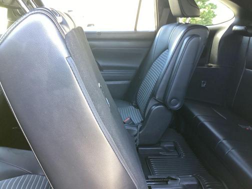 Midnight Black Metallic 2021 Toyota Highlander XSE