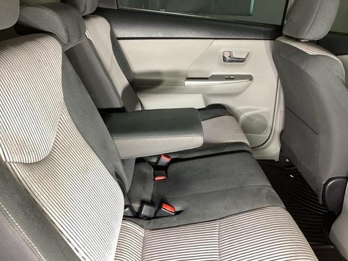 2016 Toyota Prius v Three