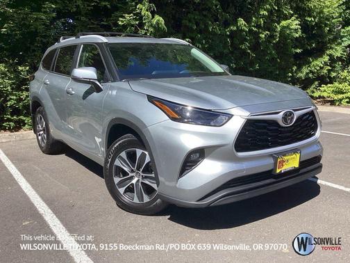 Celestial Silver Metallic 2025 Toyota Highlander Hybrid XLE