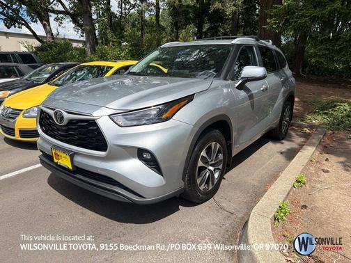 Celestial Silver Metallic 2025 Toyota Highlander Hybrid XLE