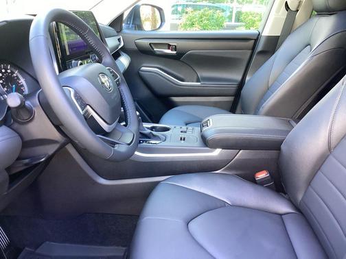 Celestial Silver Metallic 2025 Toyota Highlander Hybrid XLE