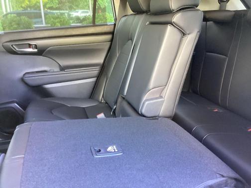 Celestial Silver Metallic 2025 Toyota Highlander Hybrid XLE