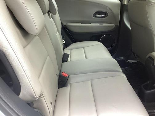 Lunar Silver Metallic 2018 Honda HR-V EX-L w/Navigation