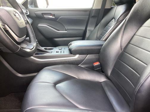 Midnight Black Metallic 2023 Toyota Highlander XLE