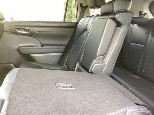 Midnight Black Metallic 2023 Toyota Highlander XLE