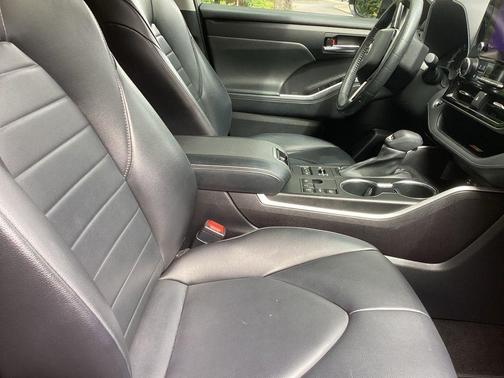 Midnight Black Metallic 2023 Toyota Highlander XLE