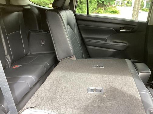 Midnight Black Metallic 2023 Toyota Highlander XLE