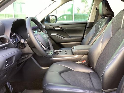 2024 Toyota Highlander Hybrid XLE