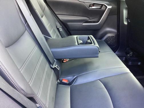 Blizzard Pearl 2021 Toyota RAV4 XLE Premium