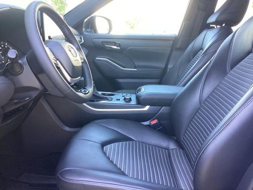 Wind Chill Pearl 2024 Toyota Highlander XSE