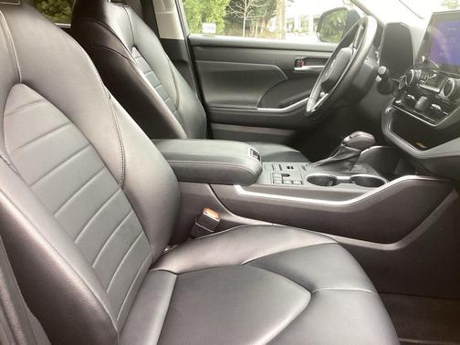 Midnight Black Metallic 2023 Toyota Highlander XLE